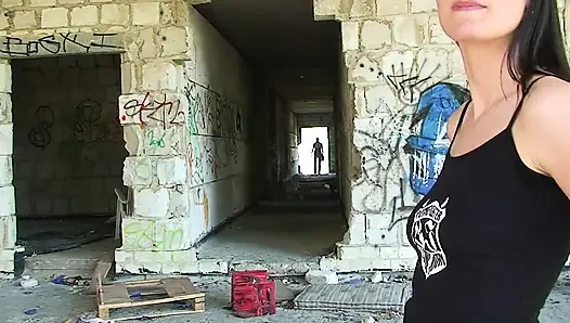 Cewek sange ngentot kontol sampai mulutnya dicrot di luar ruangan