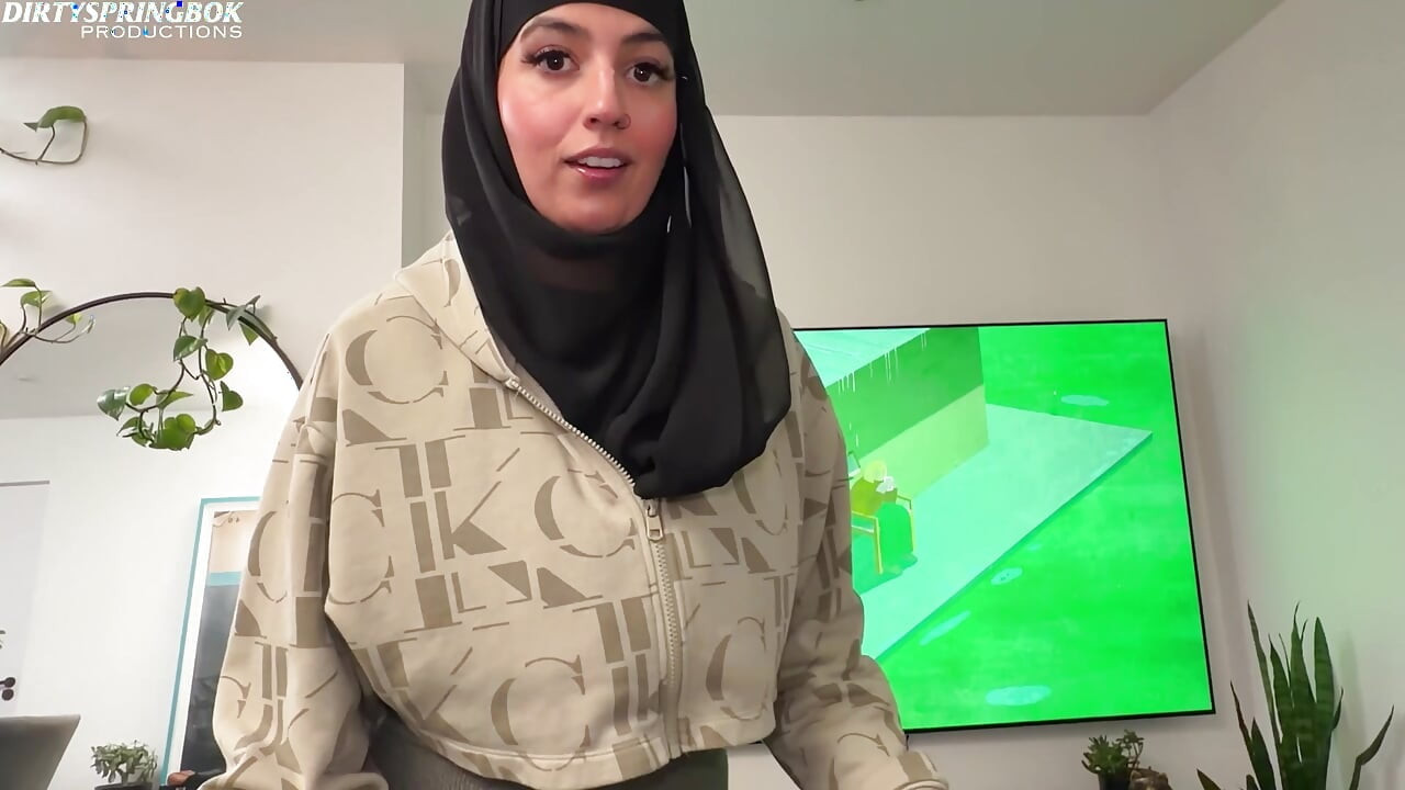 Hijabi Girl Sucks a White Cock Whilst Her Parents Are Upstairs
