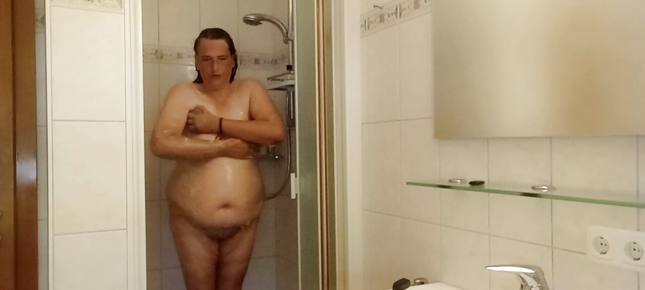 Mais de 50, barriga grande, peitos pequenos e ainda assim a mulher mais gostosa da sala