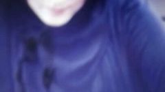 Une fille sexy en abaya reçoit un hommage au sperme sur demande