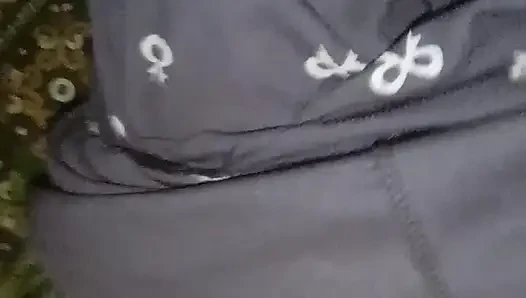 На другой стороне пруда находится крокодил, в середине пруда