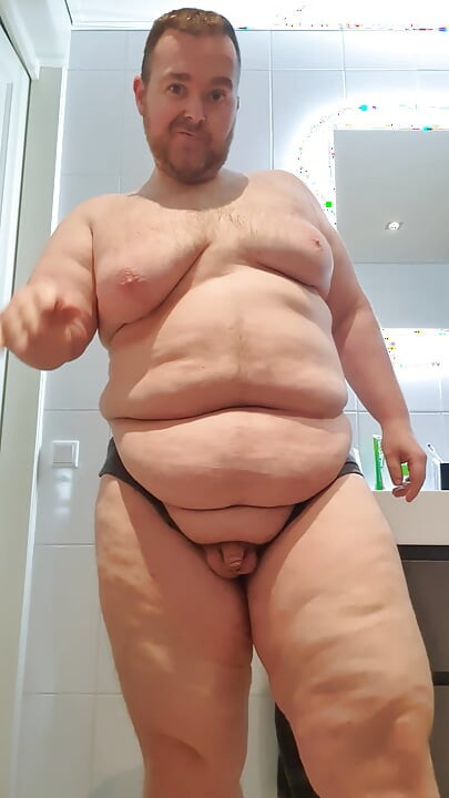 नहाने से पहले मोटा नग्न