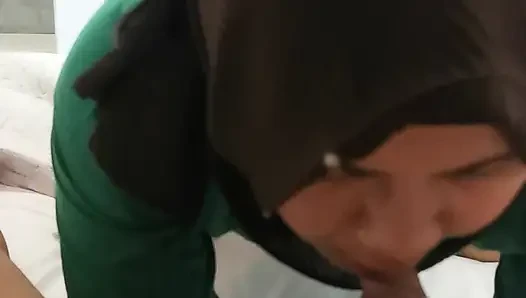 Kadın öğretmen birlikteydi, bu yüzden erkek arkadaşını bulmak için eve acele etti.