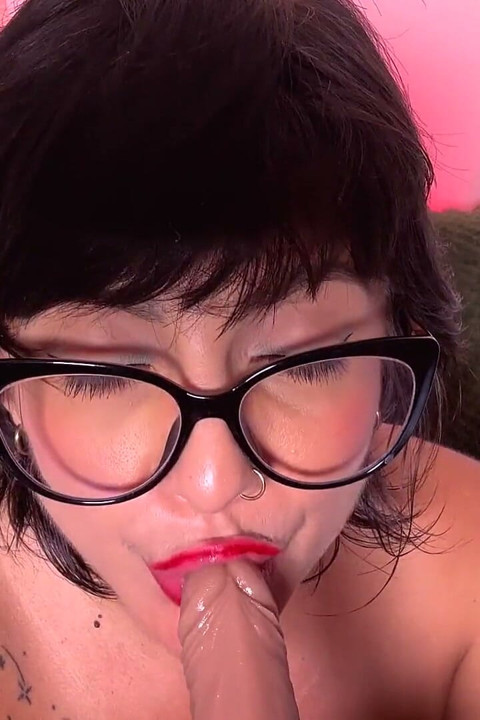 大屁股拉丁熟女在角色扮演期间给她的假阳具口交