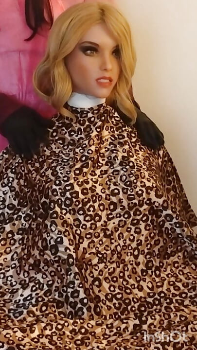Sessão de modelagem com capa de corte de cabelo sedosa e macia da Lauren
