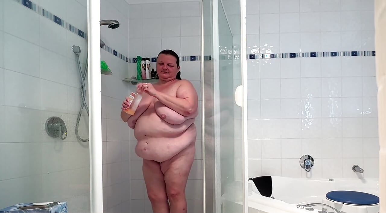 Femme salope sous la douche
