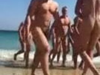 ビーチで裸の男