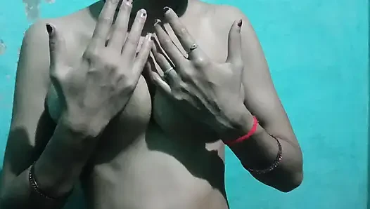Behan apni body masage karte huea