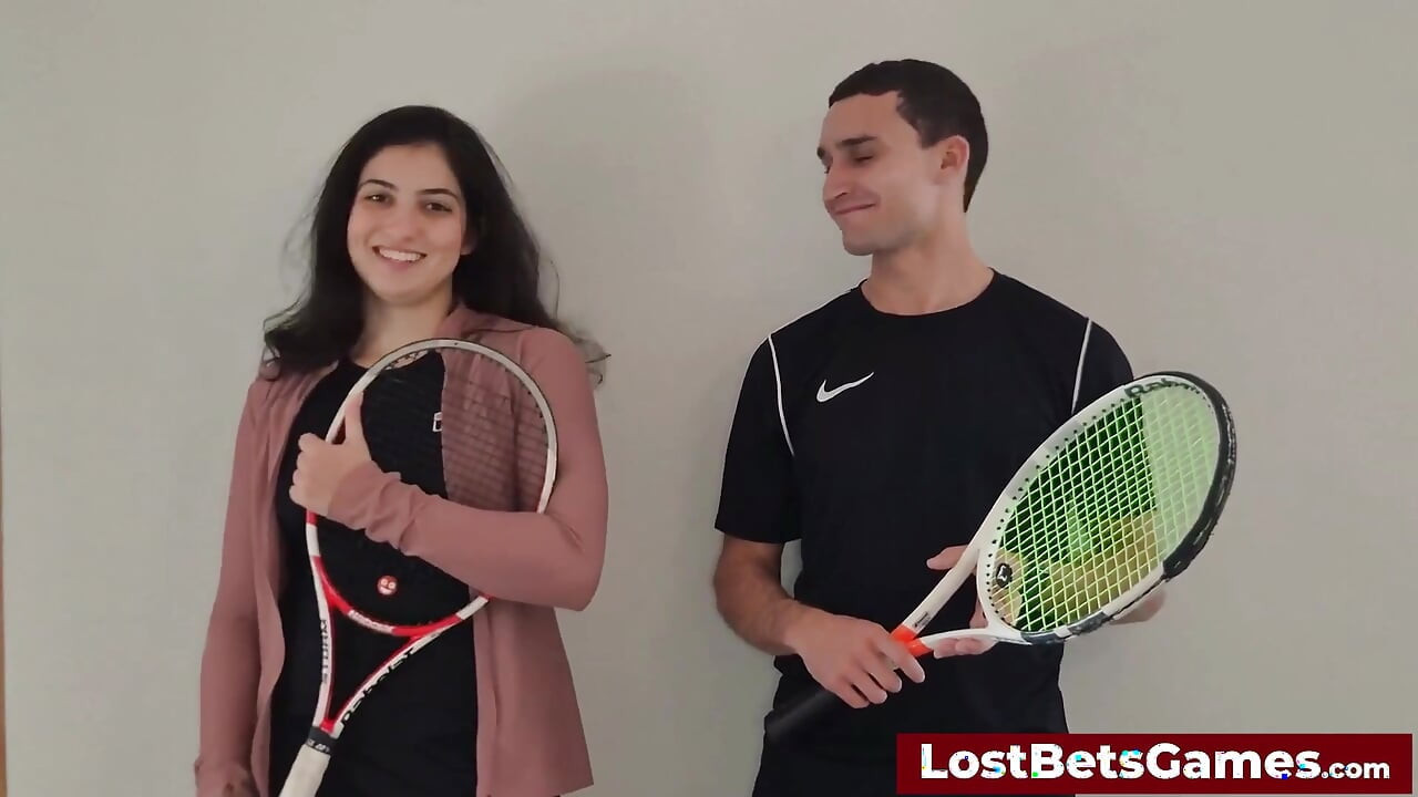 Rafaela e Igor están llevando su partido de tenis de strip afuera
