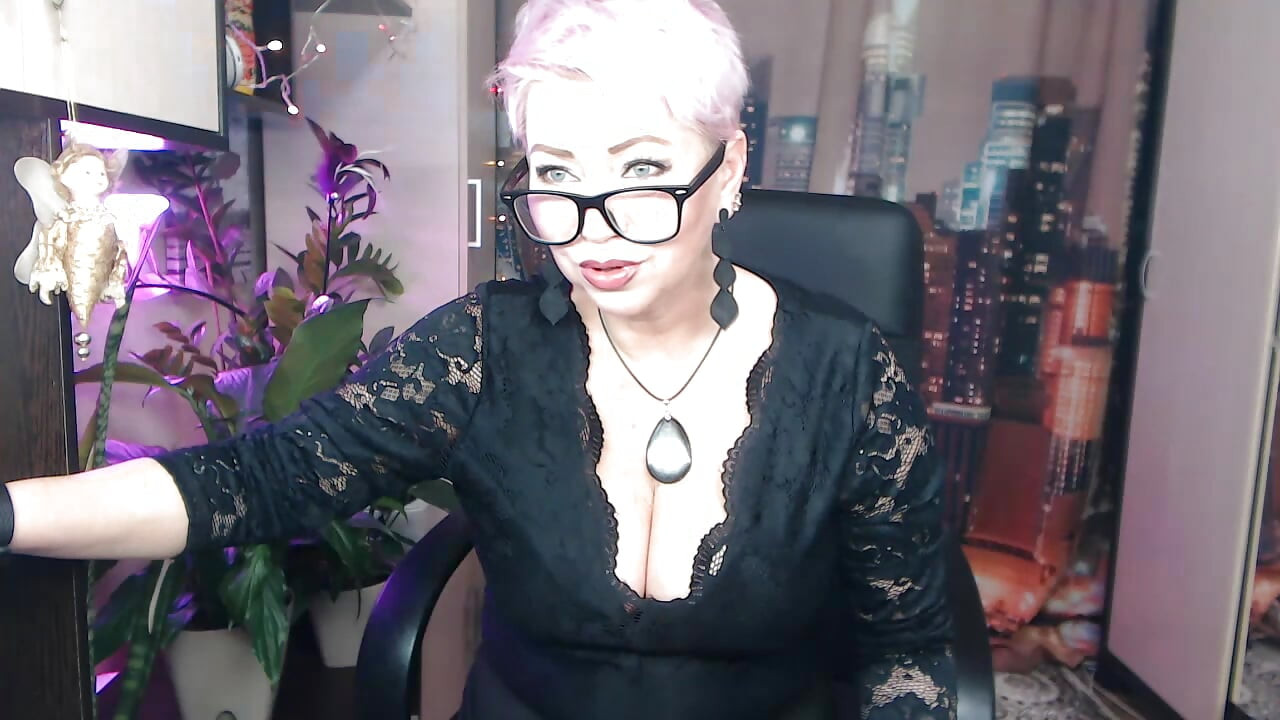 Min stedmor er min webcam tøs! Ubeskeden dans, close-up fisse og ærlig onani af en tæve i 45+ format!