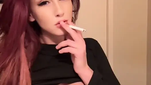 Artemisia sigara içmeyi ve mükemmel göğüslerini göstermeyi seviyor