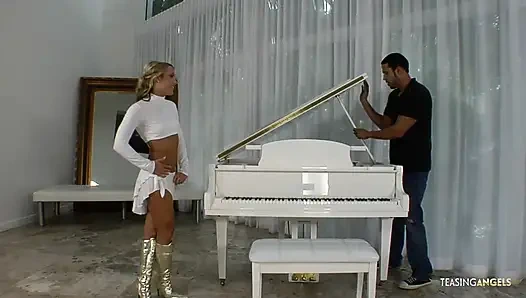 Blondine in goldenen stiefeln wird von einem bbc