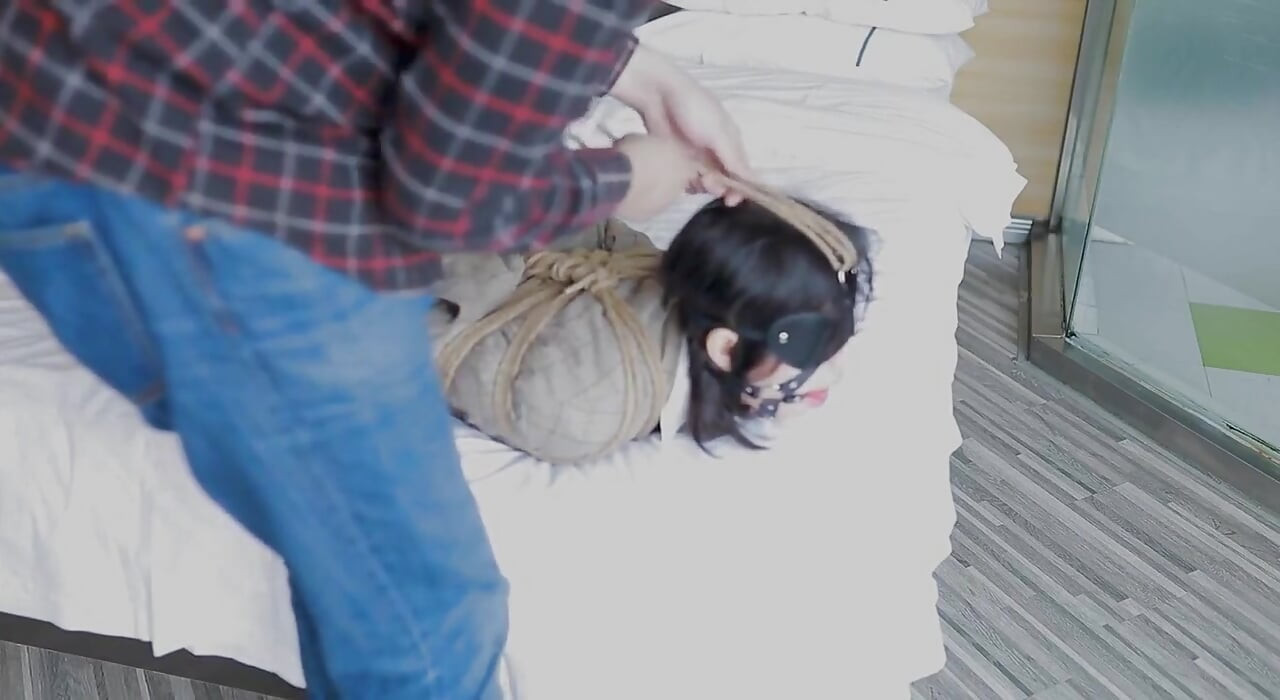 Hui09 - a White-stockinged Jk Girl Is Bound to the Bed with Ropes.