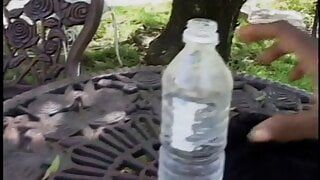 Puta de piel de chocolate come su coño al aire libre