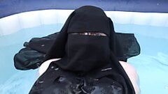 Desnuda en niqab en el jacuzzi