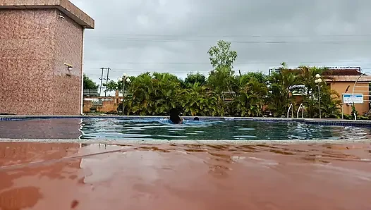 Sperma schwimmen im pool, harter sex im wasser, doppelter orgasmus