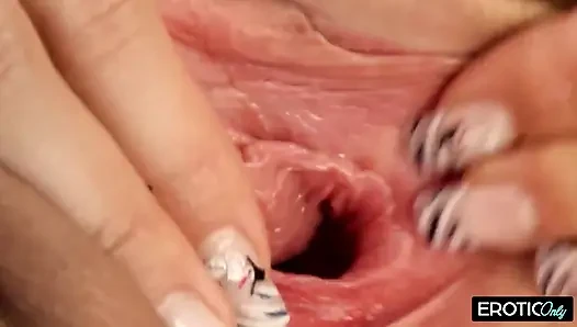 Sarışın pembe çizmeli büyük mor dildoya biniyor