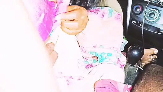 Индийский секс в машине, розовая Сари Бхабхи пытается трахаться с пареньком-другом. Телугу Фирти говорит.