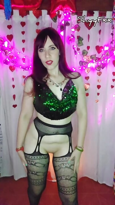 Shyyfxx Hot Influencer Stripteases Sin Bedste Ven Med En Lykkelig Slutning