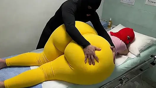 Schwiegermutter mit dickem arsch bettelt um eine massage und wird so nass