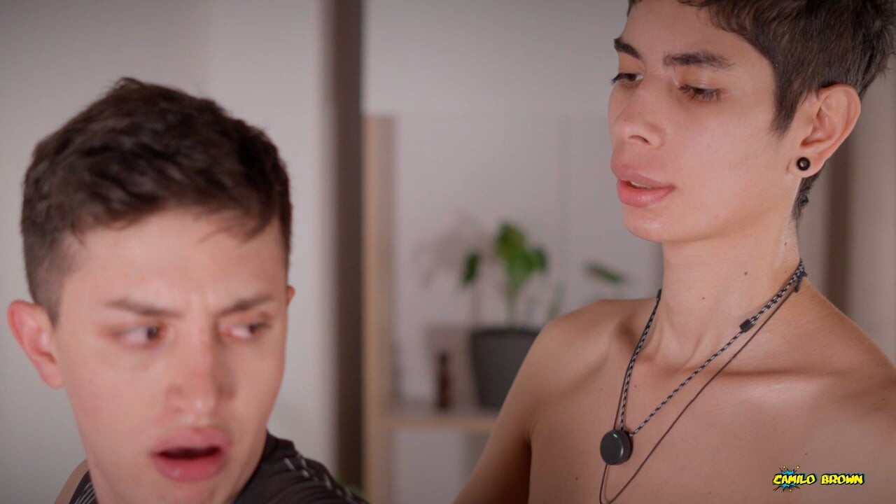 火辣 Twink Stian Jara 接受苗条 Twink Magic c 的大鸡巴并吞下他的精液