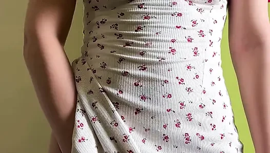 Sevimli genç kız senin için parmaklıyor ve dildoyla sikişiyor - maiski
