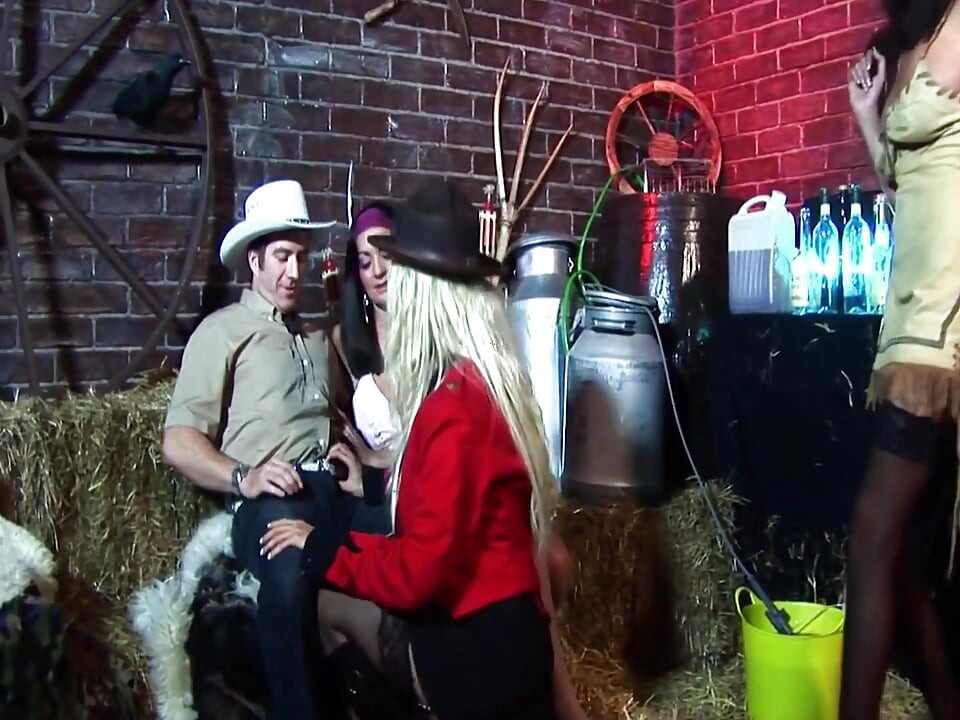Erwischt Busty_scene_4_orgy von blonden und vollbusigen brünetten, die zusammen auf der Ranch ficken