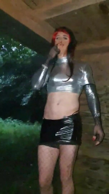 Snažan trenutak iz "Sexychantal u šumi sa strancem"