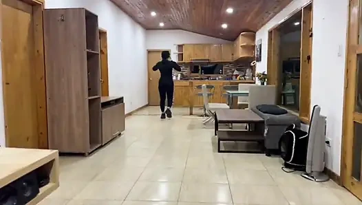 Sevimli kız sulanıyor ve götten sikiliyor