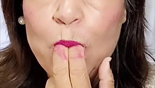 Aku lagi asik masturbasi pakai gaun malamku yang tembus pandang