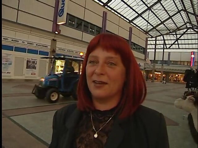 Une rousse mature suce sa bite en POV