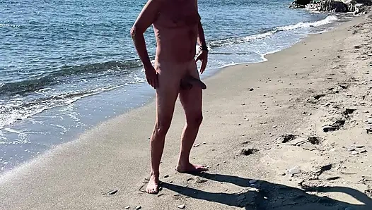 Muschi im Wellenbad am Meer