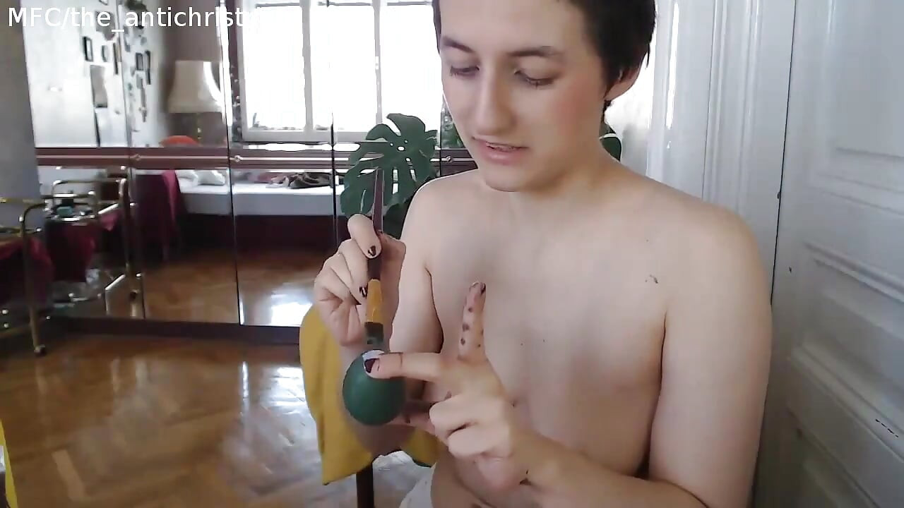 Ostara Topless Egg Art e Crossdressing
