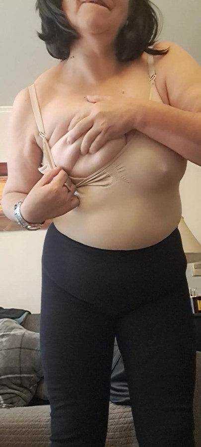 MILF, jolla on todella karvainen, lihava pillu