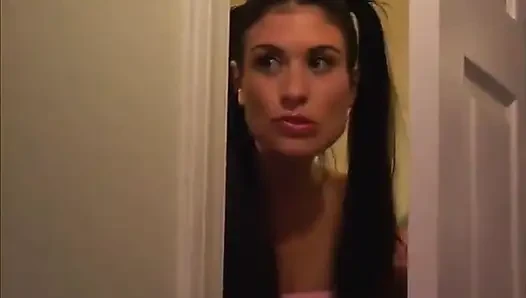 Zierlicher brünetter teenager bekommt eine gesichtsbesamung, nachdem sie einen schwanz im bett gelutscht hat