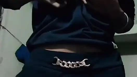 Hintli kız arkadaşım sert sikişmek için göğüslerini ve amını parmaklıyor