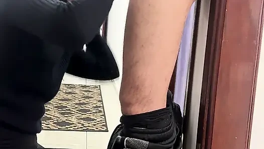 Teman kantor berhubungan dan di lorong perusahaan.
