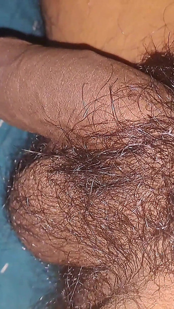 私は自分のペニスを彼女のお尻にとても激しく入れました。