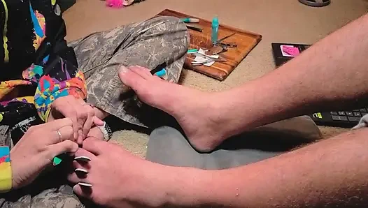 Melody Gibt Ihrem Meister Eine Pediküre