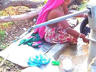 Village bhabhi tomando banho aberto