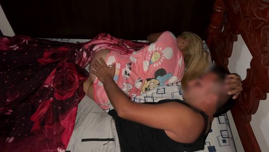 Compartiendo una Cama con mi Hermosa Prima Porque Estamos Viajando CASO DE LA VIDA REAL