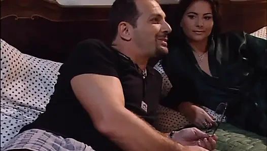 Чудесную милфу с большими сосками трахнул и кончил в киску большой член в любительском видео в лесу