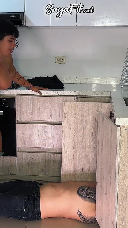 Svádím svého instalatérského souseda s mým lahodným tělem, dokud nepodvádí svou ženu - Sayafit | Klipy 2