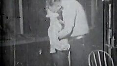 Un vieux se fait sucer par une fille (vintage des années 50)