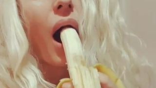 Nevena calda vs banana