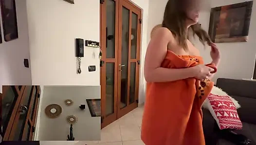 Доставщик пиццы получает случайный засвет от обнаженной девушки - капли полотенце