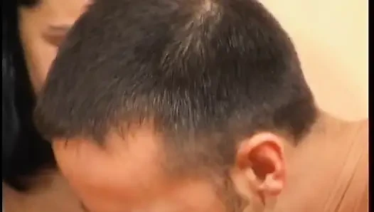 Cewek manis rambut cokelat nyepong kontol dan ngentot kontol pria ini di ruangan casting