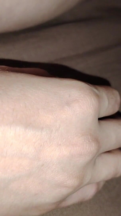 Tocando secretamente a mi hermanastra | Clip 1