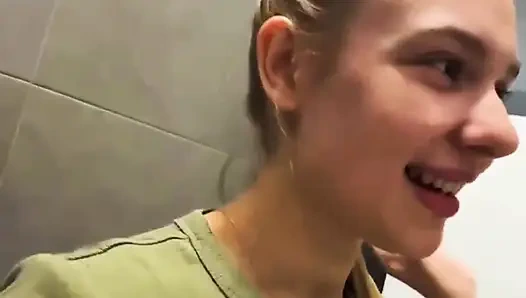 Anal squirtet so heiß im einkaufszentrum und rosa muschi fingern