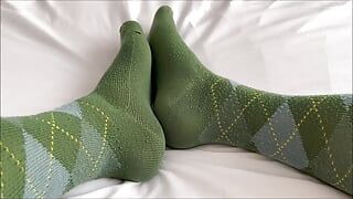 Belle éjaculation avec manche et argyle vert genoux